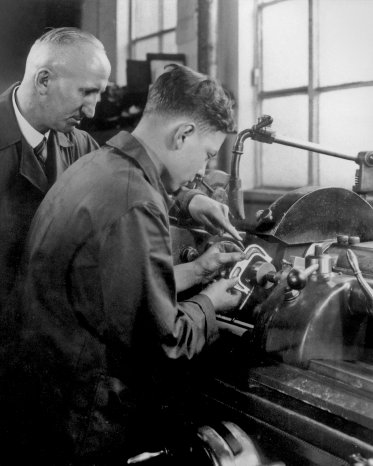 BerufsausbildungbeiOpel1947.jpg