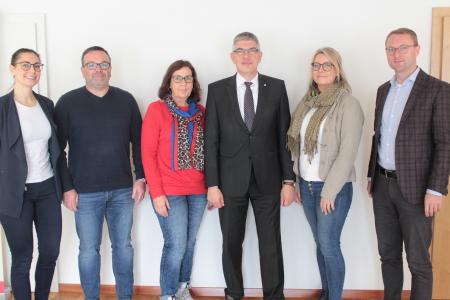Projektleiterin Dr. Elisa Stickler (Gesundheitsamt), Michael Merschrod, Petra Blank, Landrat Manfred Görig, Marcelina Vorwerk und Erster Kreisbeigeordneter Dr. Jens Mischak stellen gemeinsam die Neuerung im Projekt Gemeindeschwester 2.0 vor (Foto: Sabine Galle-Schäfer/Vogelsbergkreis)
