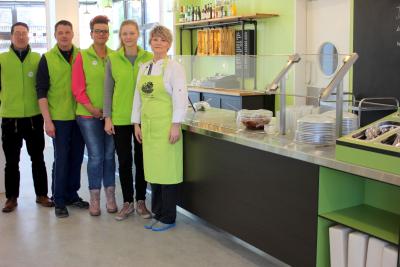 Personen auf dem Foto von links nach rechts: Feriendorfleiter Jens-Martin Krieg, Fabian Prahl, Monique König, Sylvia Huge, Carmen Busse, Foto: Feriendorf Groß Väter See