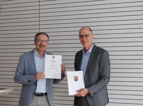 2606_Peter Mudra und Gunther Piller mit Ruhestandsurkunde.JPG