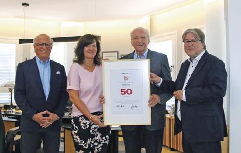 BDF-Geschäftsführer Achim Hannott (außen rechts) überreichte Hans Weber, Heidi Weber-Mühleck und Peter Liehner die Urkunde für die 50-jährige Mitgliedschaft im Bundesverband Deutscher Fertigbau