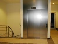 Wichtig für Planer: Aufzugschachtentlüfungen dürfen für den Blower-Door-Test nicht länger abgedichtet werden.
Foto : FLiB e. V.
Veröffentlichung bei Quellenangabe honorarfrei. Belegexemplar erbeten.