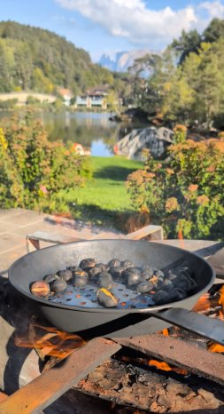 Kastanienbraten auf der Seeterrasse des Weihrerhofs