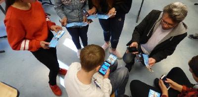 Dirk Höllerhage zeigt Schülerinnen und Schülern bei einem Schuleinsatz den Umgang mit der blu:app / Foto: BKD