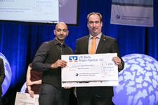 Im Rahmen der Meisterfeier 2014 wurde Installateur- und Heizungsbauermeister Said Faresse aus Mannheim (rechts) von Dr. Michael Düpmann (links), Vorstandsmitglied der VR Bank Rhein-Neckar e.G. mit dem Preis für einen guten Start-Up in Höhe von 1.500 € ausgezeichnet