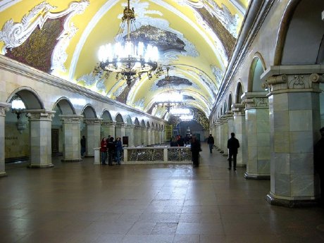 Metro in Moskau_Credit GetYourGuide.jpg