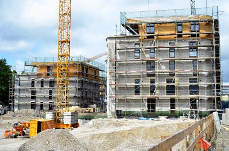 Ökologisch, ökonomisch und sozial ein städtebauliches Vorzeigeprojekt: Der süddeutsche Bauträger KLAUS Wohnbau ließ nach den Plänen von delaossaarchitekten in München auf einem parkähnlich angelegten Areal im Stadtteil Schwabing je zwei trapezförmige Vier- und Fünfgeschosser errichten, die insgesamt 55 hochwertig ausgestattete Eigentumswohnungen mit Wohnflächen zwischen 65 und 120 m² umfassen. Foto: Achim Zielke für INTHERMO, Ober-Ramstadt; www.inthermo.de