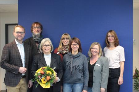 Edith Lange (Dritte von links) wurde mit den besten Wünschen für die Zukunft verabschiedet. Erster Kreisbeigeordneter Dr. Jens Mischak (von links), Joachim Eisenträger, Sprachheilbeauftragter des Vogelsbergkreises, Jessica Ruppel vom Gesundheitsamt, Angelika Prekatsounakis, Christine Hohmeier und Dr. Petra Steinker vom kinderärztlichen Dienst, bedankten sich für die angenehme Zusammenarbeit. (Foto: Vogelsbergkreis/Christian Lips)