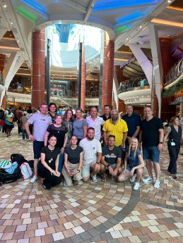 Teamfoto mit Vertriebspartner an Bord der Allure of the Seas.jpg