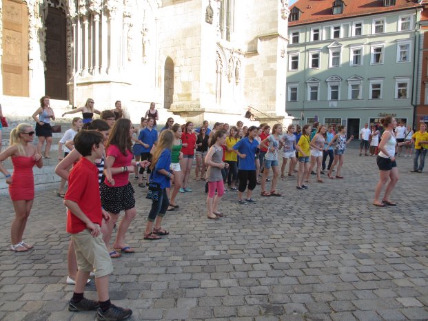 flashmob vor Regensburger Dom.JPG