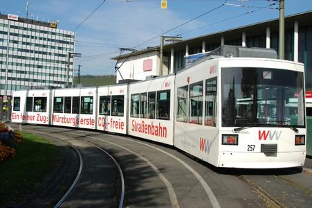 Klimaneutrale Straßenbahn fährt in Würzburg