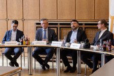 Pressegespräch zur Bundesversammlung und Hauptarbeitstagung des Verbandes deutscher Musikschulen in Wuppertal mit Raphael Amend (Leiter der Bergischen Musikschule Wuppertal), Matthias Nocke (Kulturdezernent der Stadt Wuppertal), Friedrich-Koh Dolge (Bundesvorsitzender des VdM) und Holger Müller (Vorsitzender des Landesverbandes der Musikschulen in Nordrhein-Westfalen), (v.l.n.r.). Foto: K. Heiderich/VdM.