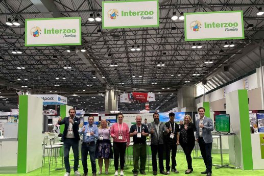 interzoo-n-teaser-pressrelease-interzoo-pet-forum-personen-vor-interzoo-pavillion.jpg