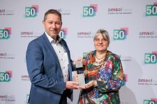 Laudator Markus Saur (r.), Leiter der Region Württemberg der DAK Gesundheit, überreichte Petra Hupp aus Metzingen den Preis für pflegende Angehörige 2024 der AMSEL-Stiftung Ursula Späth