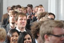 Absolventinnen und Absolventen des Jahres 2011 beim Einzug in die St. Petri Kirche in Lübeck (Foto: FH Lübeck, Pressestelle)