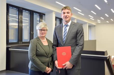 Prof. Dr. Michael Köster mit Rektorin Prof. Dr. Karin Luckey bei der Übergabe der Ernennungsurkunde / Foto: Hochschule Bremen / Sascha Peschke