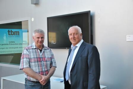 Michael Lehmann, Logistik- und Staplerausbilder (li.), ließ sich von Waldemar Marinitsch (re.) den Stand der Technik zur Kollisionsvermeidung erläutern