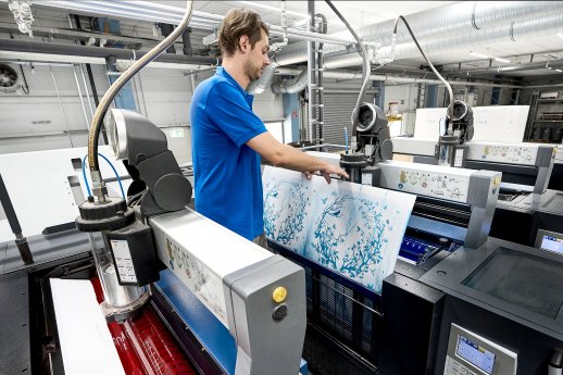 5 Einsetzen der Druckplatten in die Druckmaschine.jpg