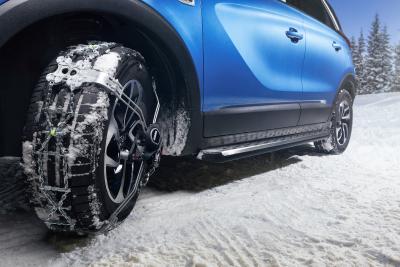 Wer wird denn gleich durchdrehen? Mit Original-Winterkompletträdern und Schneeketten kommen Opel Crossland X-Fahrer auch auf geschlossener Schneedecke ans Ziel