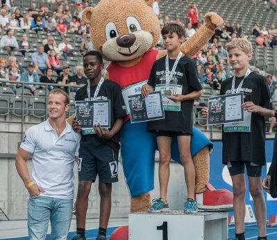 Olympiasieger Fabian Hambüchen ehrte die Gewinner des 50 m Finales beim ISTAF.jpg