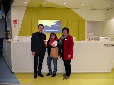 Die Gewinnerin Marie Brunner konnte ihren Preis von Robin Schuster, Geschäftsführung die neue Welle, und Susanne Wolf, Leiterin der Tourist-Information Karlsruhe entgegen nehmen