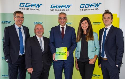 Bei der Bilanz-Pressekonferenz der GGEW AG: Dr. Michael Lomitschka, kaufmännischer Bereichsleiter GGEW AG; Rainer Babylon, Bereichsleiter Vertrieb & Services und Prokurist GGEW AG; Carsten Hoffmann, Vorstand GGEW AG; Susanne Schäfer, Bereichsleiterin Marketing & Kommunikation GGEW AG; Florian Grob, Leiter Erneuerbare Energien GGEW AG (v. l.) (auf dem Bild fehlt: Uwe Sänger, technischer Bereichsleiter und Prokurist GGEW AG) (Bild: GGEW AG/Marc Fippel Fotografie )