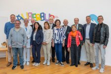 Zur symbolischen Spendenübergabe waren u.a. Thomas Wolff (li.), Dr. Alfred Leipold (3.v.l.), Elke Winay (5.v.l.), Margarete Höfele (5.v.r.), Markus Heming (2.v.r.) und Ralf Kraut (re.) gekommen. / Bildquelle: Markus Kümmerle, Städtisches Klinikum Karlsruhe