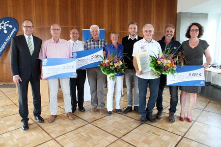 Glückliche Sieger: Profifußballer Andre Hoffmann von Hannover 96 (l.) und Bildungsdezernent der Region Hannover, UIf-Birger Franz (r.), überreichten Regina Reimers-Schlichte und Hartmut Dietzsch vom MTV Engelbostel-Schulenburg Blumen und den Scheck über 5.000 Euro