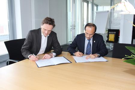 Associate Professor Dr. Chusak Limsakul, President of Prince
of Songkla University (PSU), und Hochschulpräsident Professor Dr.
Andreas Bertram unterzeichnen ein Abkommen für eine stärkere
Zusammenarbeit beider Hochschulen
