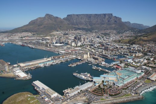 Kapstadt_Luftauf. %fcber Waterfront zum Tafelberg_Reincke_2011.jpg