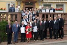 Zu einem Gruppenbild stellten sich die Goldenen Meister 2019 mit Landrat Dr. Achim Brötel (4. von rechts), Präsident Alois Jöst (5. von rechts), den Vizepräsidenten Martin Sättele (links) und Klaus Hofmann (2. von links), Ehrenkreishandwerksmeister Theodor Häfner (2. von rechts), Kreishandwerksmeister Friedbert Englert (letzte Reihe, 4. von rechts) sowie Ehren- und Obermeister und Bürgermeister aus den Gemeinden der Goldenen Meister auf (Bild: Martin Hahn Fotodesign)