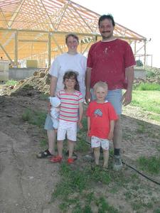 Reinhard Haas (33), der teilweise beim Stallbau selbst mit Hand anlegt, mit seiner Familie: Ehefrau Karola (32) und die Kinder Andrea (5) und Markus(3)