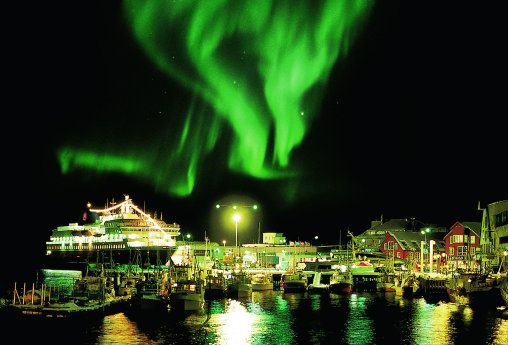 Hurtigruten Schiff im Hafen mit Nordlicht.jpg