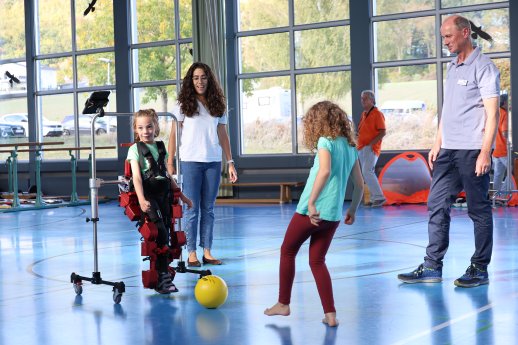 Auf Augenhöhe endlich Ball spielen mit der Schwester.JPG