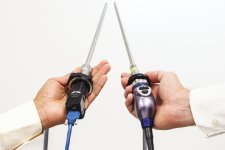 Während konventionelle Geräte (rechts) ein RGB-Videobild generieren, kommt beim neu entwickelten Laparoskop (links) eine multispektrale Kamera zum Einsatz. Damit lassen sich auch funktionelle Eigenschaften des Gewebes sichtbar machen. Bildquelle: Leonardo Ayala / DKFZ