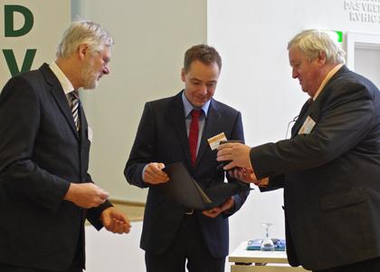 Professor Ulrich Krupp (mitte) bekommt von Professor Wolfgang Grellmann (rechts) den Galileo-Preis Werkstoffprüfung überreicht. Professor Hans-Jürgen Christ (links) hielt die Laudatio.