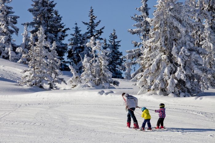 Familie beim Skifahren Wildschönau FG T.Trinkl (6).jpg