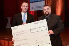 Matthias Kreibich (links), Vorstandssprecher der Inter-Versicherungsgruppe, bei der Preisübergabe an den Prüfungsbesten im Elektrotechniker-Handwerk Herr Manuel Weichmann (rechts), Quelle: Rittelmann