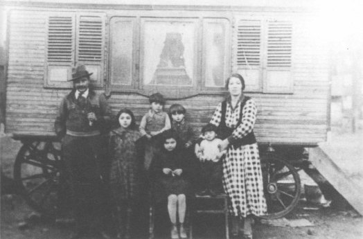 Lily Franz und ihre Familie 1938_Copyright Franz.jpg
