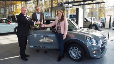 Autoübergabe an die Pfälzische Weinkönigin Meike Klohr v.l.n.r. Autohaus Geschäftsführer Udo Vogel, Pfalzwein Geschäftsführer Dr. Janik und Meike Klohr