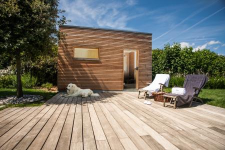 Sauna im Sommer? Abgesehen davon, dass regelmäßiges Saunieren den Kreislauf stabilisiert und die Muskulatur entspannt, wird der Körper auf die Hitze trainiert und wir können hohe Temperaturen besser aushalten. Besonders Spaß macht das Schwitzen in der Außensauna TALO. Sie bietet jederzeit Entspannung – und das sogar mit saisonal wechselndem Ausblick.