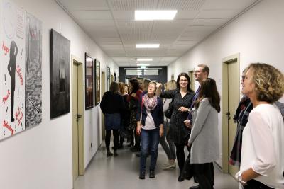 Beim Rundgang durch die Ausstellung „Sprich mit mir“: Anna Pillasch (Familienservice Frühe Hilfen, Mitte) und Jugenddezernent Dr. Jens Mischak. Fotos: Gaby Richter