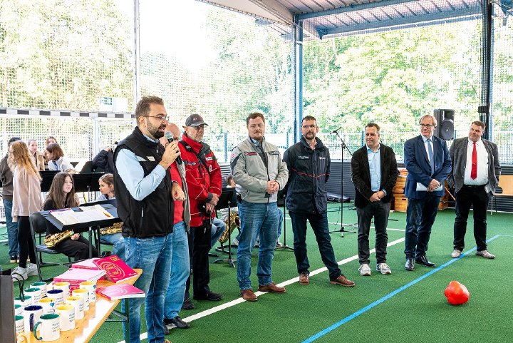 Hilfe für Schulen nach der Flutkatastrophe 2021 – Neue Freiluftsporthalle in Euskirchen und Spielplatz in Sinzig