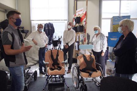BU: v.l.n.r: Reha-Techniker Justus Uppenkamp, Heiner Schroer (stv. Obermeister der Innung f. Orthopädie-Technik Münster), Alf Reuter (Präsident des Bundesinnungsverbandes für Orthopädie-Technik); Adelheid Micke (Obermeisterin) und MdB Maria Klein-Schmeink