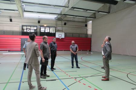 Landrat Manfred Görig informiert sich vor Ort über die Sanierungsarbeiten in der Alsfelder Großsporthalle, in der derzeit für eine halbe Million Euro die Elektro- und Sicherheitsanlagen erneuert werden. Foto: Sabine Galle-Schäfer/Vogelsbergkreis