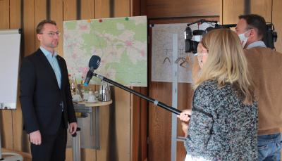 Wirbt im hr-Beitrag für das Leben auf dem Land: Erster Kreisbeigeordneter Dr. Jens Mischak / Foto: Sabine Galle-Schäfer/Vogelsbergkreis