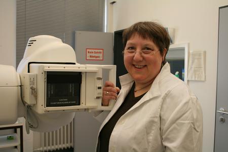Leitet die Tuberkulose-Beratungsstelle der Region Hannover: Helga Heykes-Uden, Fachärztin für Pneumologie, Allergologie und Umweltmedizin, am Röntgengerät