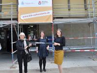 v.l.: Prof. Dr. Gabriele Gillessen-Kaesbach, Präsidentin der Universität zu Lübeck; Sarah Tiemann, Leiterin der ZHB und Dr. Muriel Kim Helbig, Präsidentin der Technischen Hochschule Lübeck – Auftakt der Kampagne „bibaufmöbeln“ / Foto: THL
