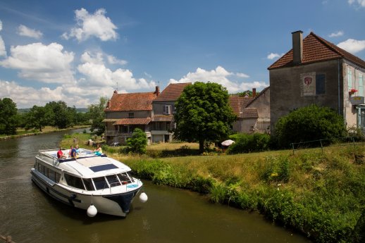 Le Boat -Burgund_Canal-du-Centre.jpg
