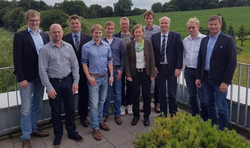 An der Hochschule Osnabrück trafen sich Wissenschaftler der Hochschule um Prof. Dr. Heiko Tapken (3. von links) mit Vertretern der beteiligten Unternehmen sowie Nicola Jathe vom Projektträger der Bundesanstalt für Landwirtschaft und Ernährung zum Auftakt des Forschungsvorhabens "OPeRAte"